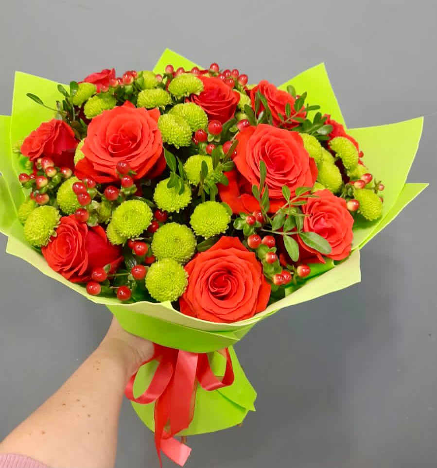 Букет цветов из: Хризантемы и Розы в Павловске Алтайского края