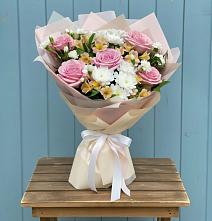 Букет цветов из:  Гвоздики, Орхидеи и Розы в Павловске Алтайского края