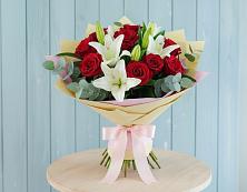 Букет цветов из:  Лилии и Розы в Павловске Алтайского края