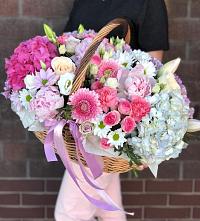 Композиция солнечный день в Павловске Алтайского края Цветочная композиция из Розы, Хризантемы, Пионы и Лизиантусы в корзине в Павловске Алтайского края