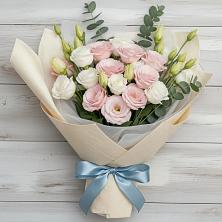 Букет цветов из:  Лизиантусы в Павловске Алтайского края