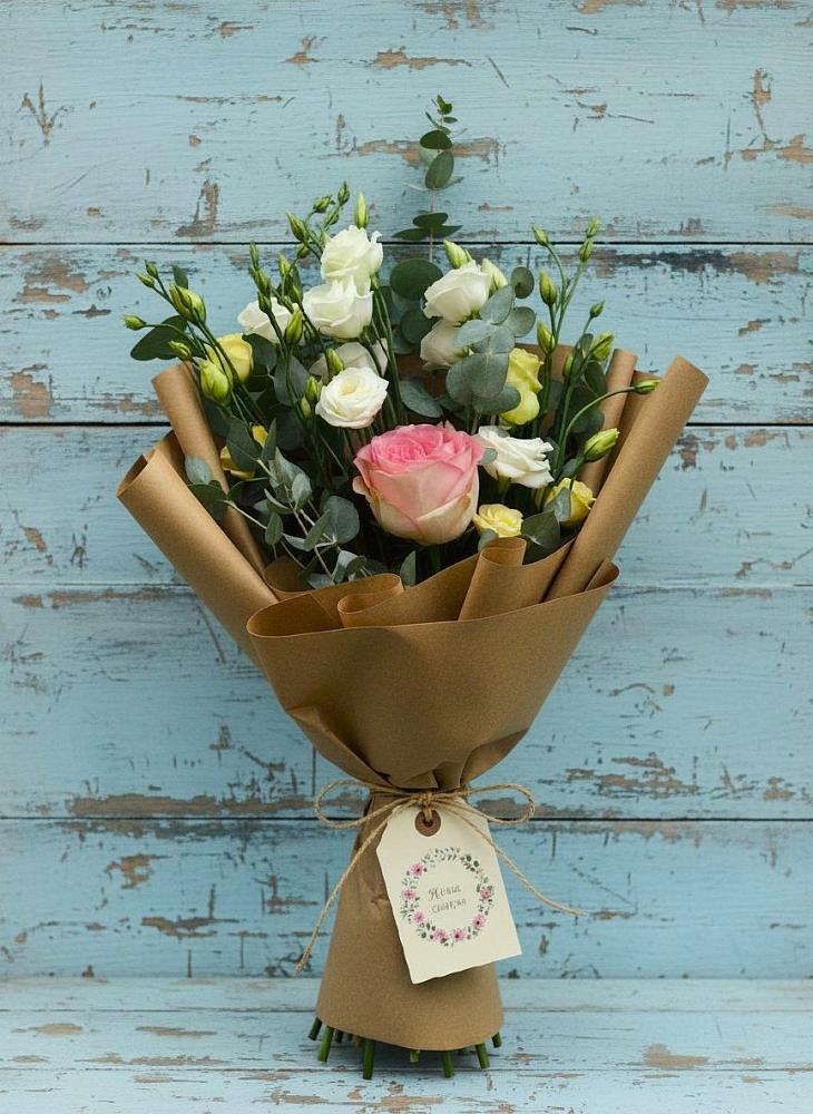 Букет цветов из: Розы и Лизиантусы в Павловске Алтайского края