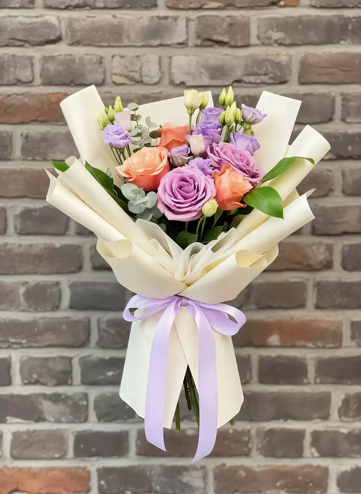 Букет цветов из: Лизиантусы и Розы в Павловске Алтайского края