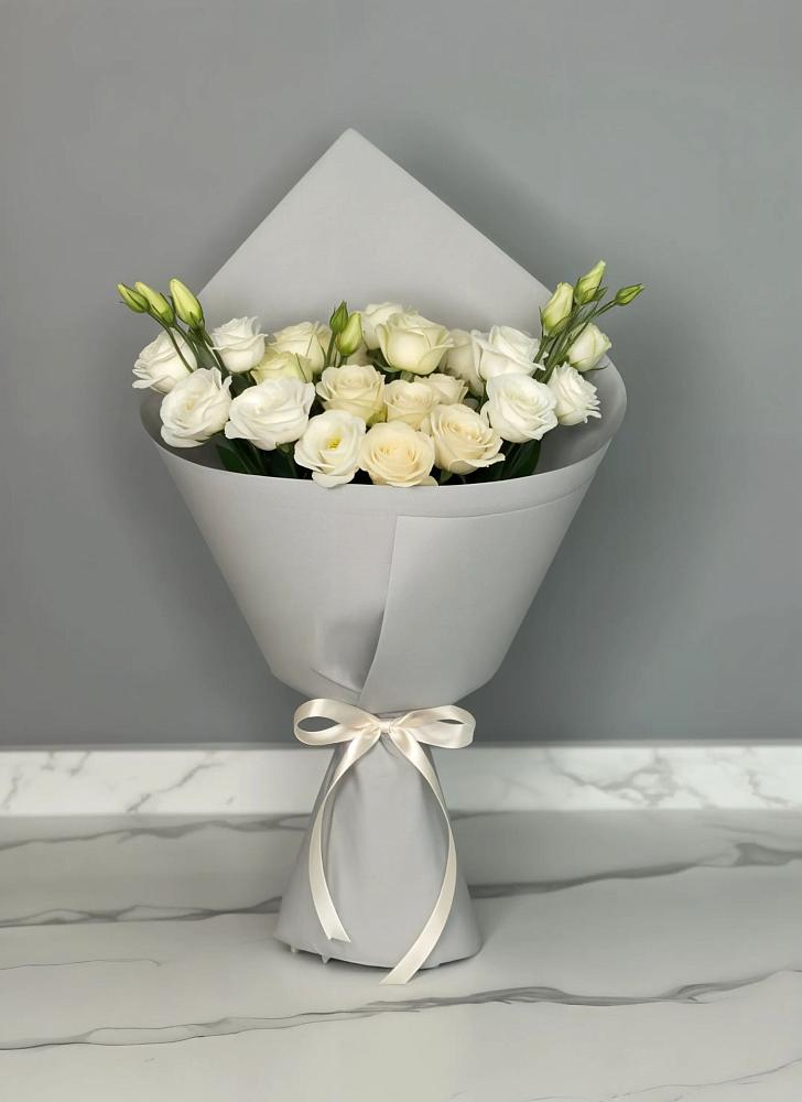 Букет цветов из: Розы и Лизиантусы в Павловске Алтайского края