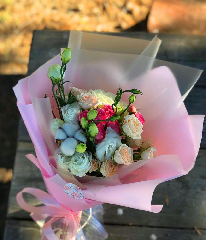 Букет цветов из: Розы и Лизиантусы в Павловске Алтайского края