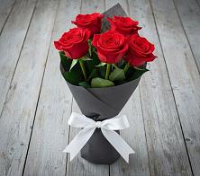 Букет 5 Красных роз Эдлесс Лав в Павловске Алтайского края