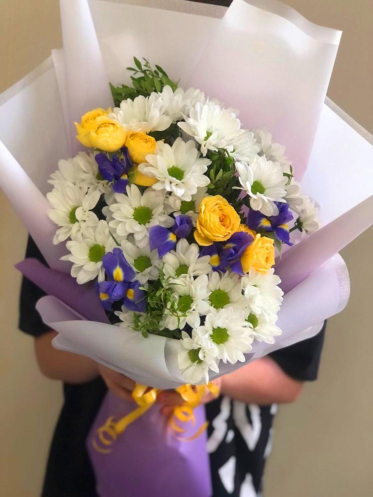 Букет цветов из: Ирисы, Хризантемы и Розы в Павловске Алтайского края
