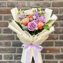 Букет цветов из:  Лизиантусы и Розы в Павловске Алтайского края