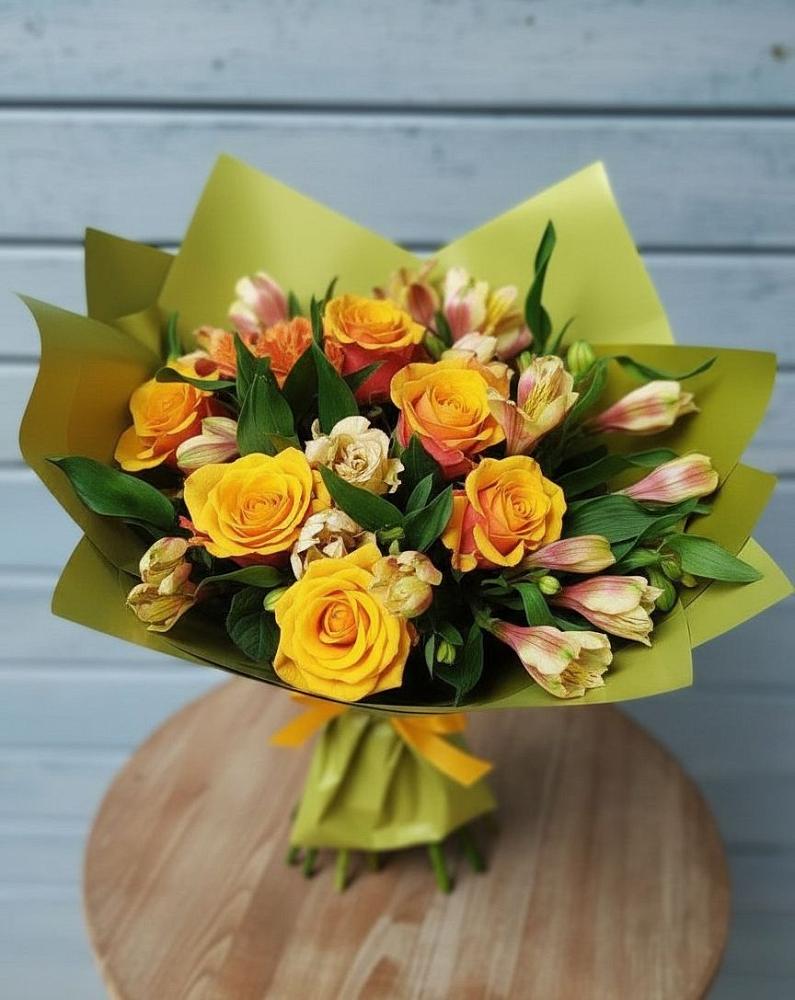 Букет цветов из: Альстромерии и Розы в Павловске Алтайского края