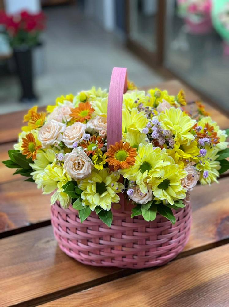 Цветочная композиция из Хризантемы и Розы в корзине в Павловске Алтайского края