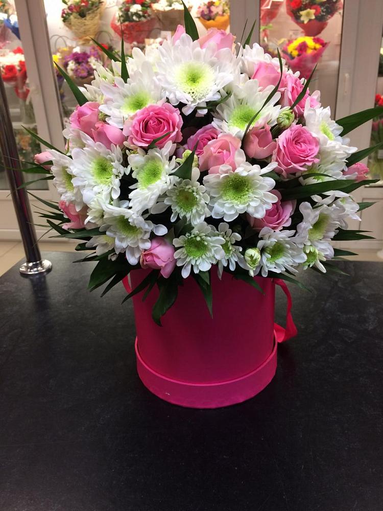 Цветочная композиция из Розы и Хризантемы в шляпной коробке в Павловске Алтайского края