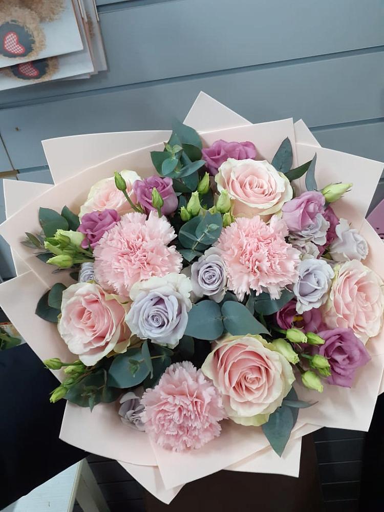 Букет цветов из: Розы, Гвоздики и Лизиантусы в Павловске Алтайского края