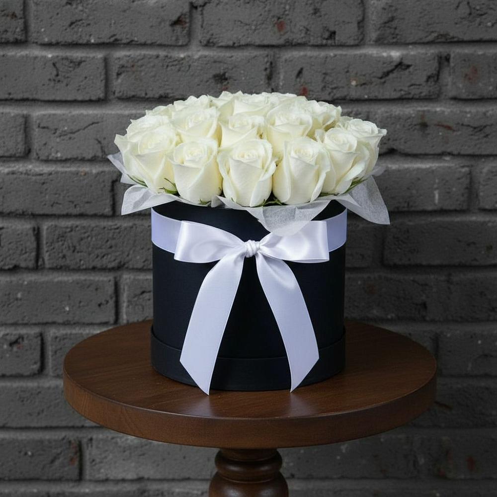 Цветочная композиция из Розы в шляпной коробке в Павловске Алтайского края