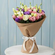 Букет цветов из:  Лизиантусы в Павловске Алтайского края