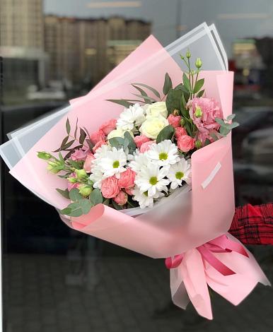Букет цветов из: Розы, Лизиантусы и Хризантемы в Павловске Алтайского края