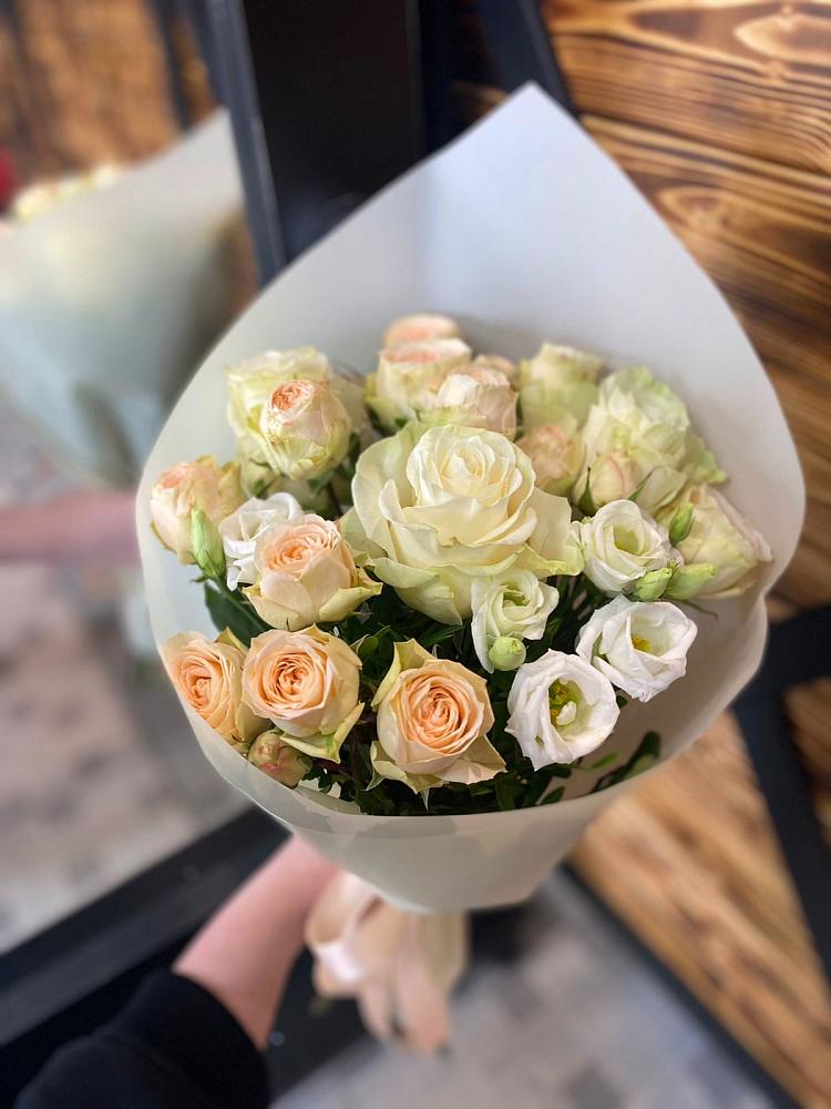 Букет цветов из: Розы и Лизиантусы в Павловске Алтайского края