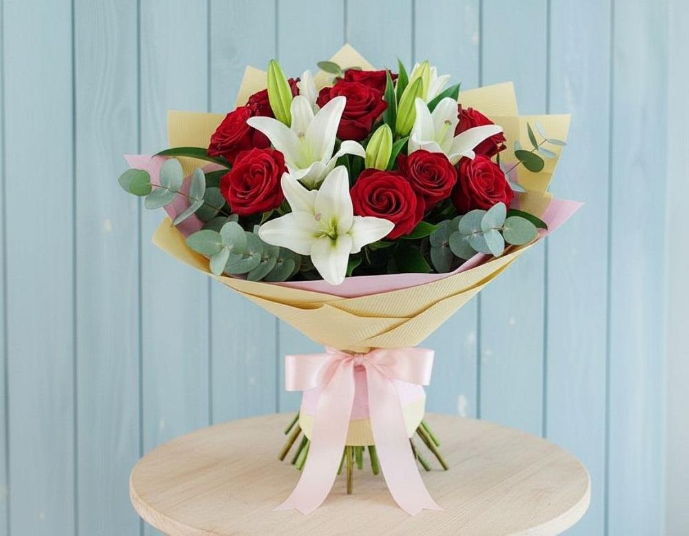 Букет цветов из: Лилии и Розы в Павловске Алтайского края